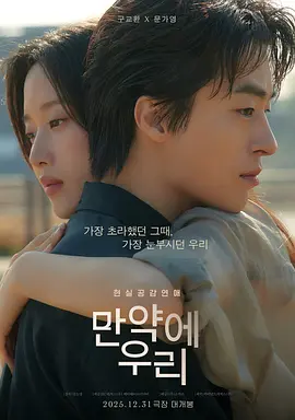 资讯配图：放映手册与铜棕卷轴的桌面摆放